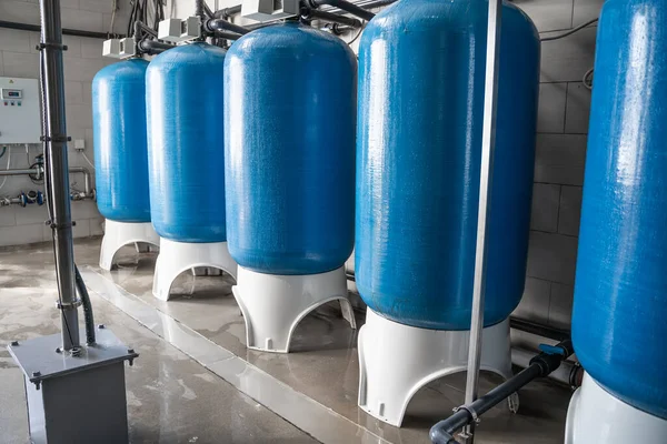 Produktion von Wasserfabriken, industrielles Interieur. Große Metalltanks für Filterung und Trinkwasser — Stockfoto