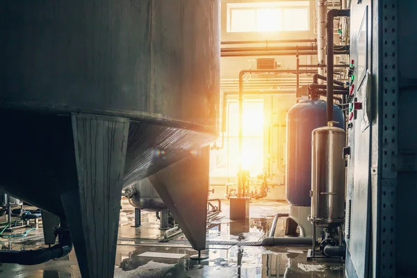 Depósitos, tanques y tuberías en la moderna planta de producción de bebidas o fábrica. Contexto industrial —  Fotos de Stock