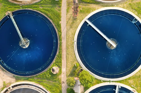Pembangkit pengolahan air limbah, penyaringan air kotor atau limbah, pandangan atas udara — Stok Foto