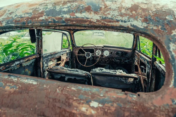 Antiguo retro oxidado vista abandonada coche dentro — Foto de Stock