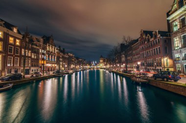 Amsterdam Kanalı 'nın gece manzarası ve Hollanda' daki eski ünlü dans evleri.