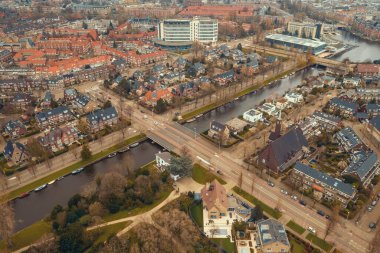 Su kanalları ve mimarisi ile yukarıdan güzel Amsterdam manzarası
