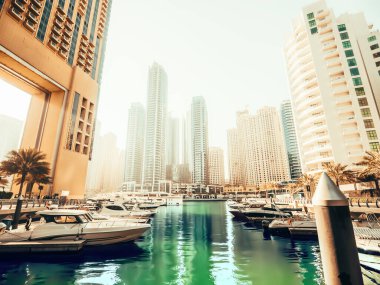Su iskelesi ve modern gökdelenleri olan Dubai Marina, Birleşik Arap Emirlikleri