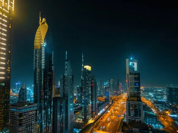 Bela paisagem urbana noturna de Dubai, modernos edifícios futuristas com iluminação, vista de cima, Emirados Árabes Unidos — Fotografia de Stock