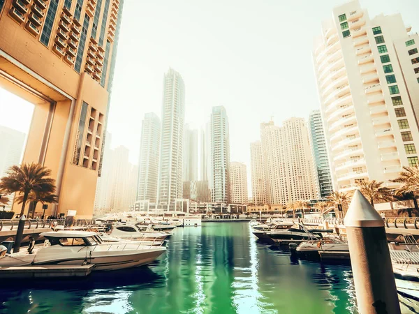 Дубайская гавань с водяным пиром и современными небоскребами, Объединенные Арабские Эмираты — стоковое фото