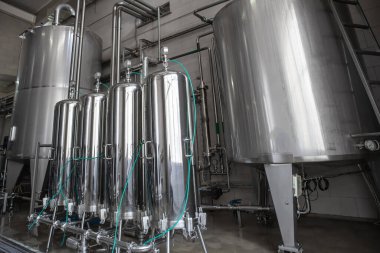 Modern Bira ve İçecek Fabrikası. Sıvı ile çelik tanklar