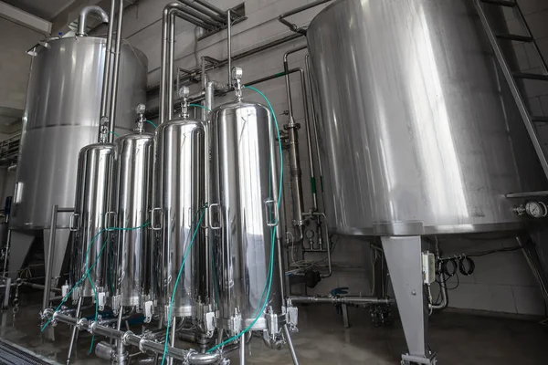 Modern Bira ve İçecek Fabrikası. Sıvı ile çelik tanklar