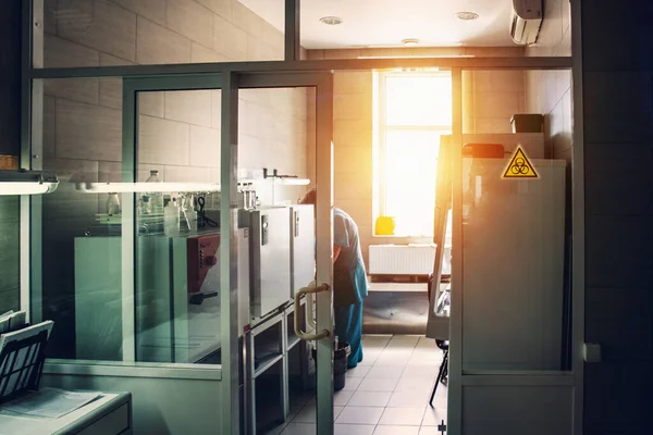 Real Chemical interior laboratorium dengan peralatan ilmiah dan alat laboratorium di bawah sinar matahari — Stok Foto
