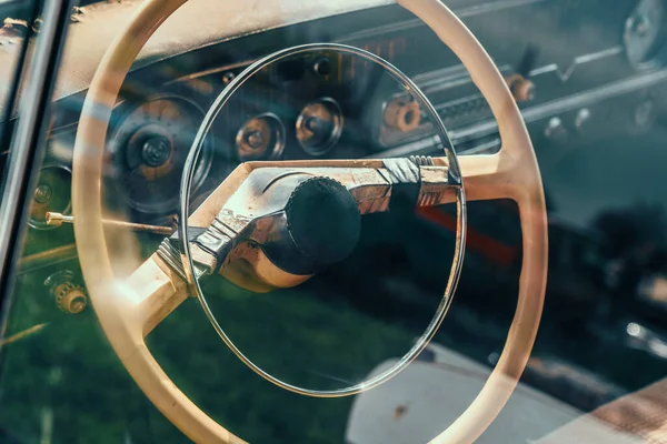 Volant de vieille voiture rouillée abandonnée, vue à travers le verre avec réflexion — Photo