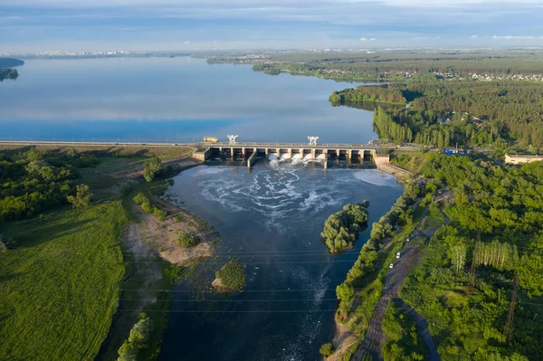 ГЭС или гидроэлектростанция на реке, панорамный вид с воздуха — стоковое фото