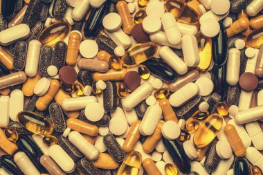 Bir sürü ilaç, tablet ve hap arka plan, üst görüş, sarı tonlu