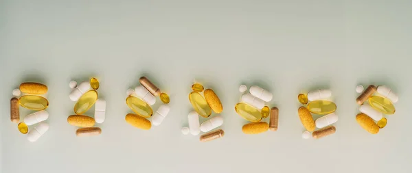 Suplementos nutricionais doses na mesa, vista superior com espaço de cópia. Medicamentos alternativos e tratamento — Fotografia de Stock