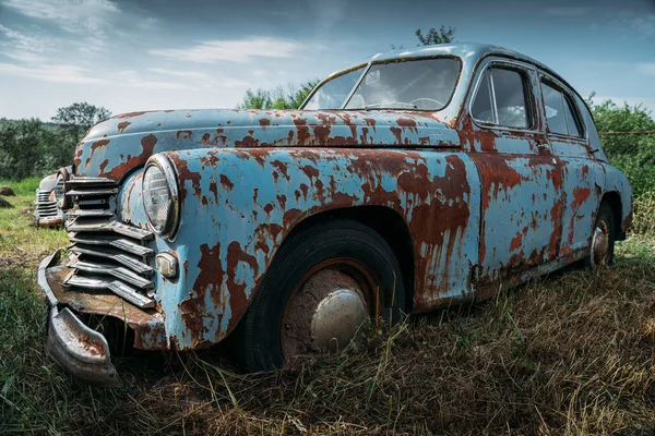 Viejo vehículo oxidado abandonado, coche retro olvidado —  Fotos de Stock