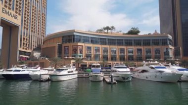 Dubai, BAE - Şubat 2020: Dubai Marina su kanalı lüks yatları, tekneleri ve Marina Alışveriş Merkezi, Birleşik Arap Emirlikleri
