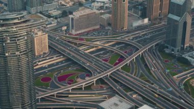 Dubai 'de kavşak ya da kavşak kavşağı araba trafiği, yukarıdan manzara