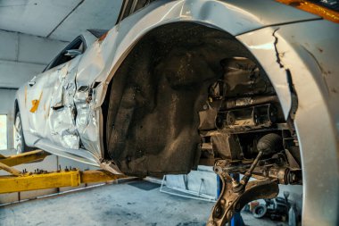 Araba kazasından sonra kırılmış ya da hasar görmüş spor araba veya garaj tamirhanesinde kaza yapmış.