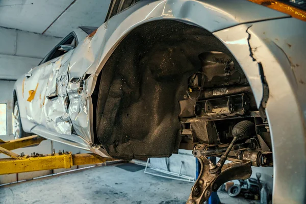 Mobil sport rusak atau rusak setelah kecelakaan lalu lintas atau kecelakaan di bengkel garasi — Stok Foto