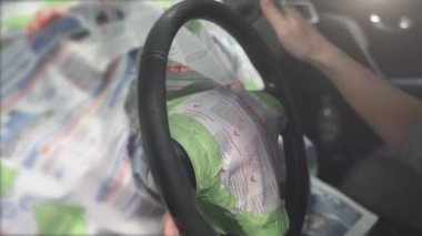 Ayrıntılı servis, boyanmak için deri direksiyon hazırlama, kadın işçi elleri, zımpara kağıdıyla direksiyon silme, restorasyon ve iç döşeme