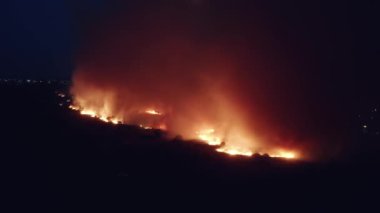 Büyük orman yangını alevleri, gece hava manzarası. Kurak mevsimde doğa yangını. Yanan ağaçlar ve çayırlar