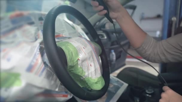 Detaylı servis, araba direksiyonunun kurutulması boyama, yenileme ve deri arabanın iç dekorasyonundan önce astar kaplama ile kaplanması — Stok video