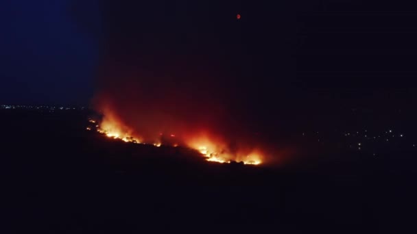 Fiamme di incendi boschivi massicci, vista aerea di notte. Incendio della natura nella stagione secca — Video Stock