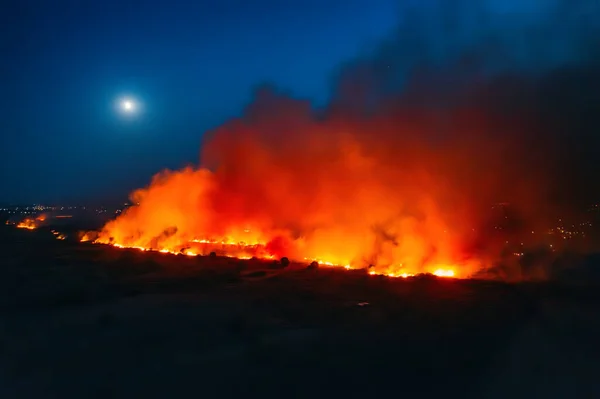 Fogo florestal, vista aérea à noite. Grande área queimada envolta em fogo e fumaça, estação seca, conceito de mudança climática — Fotografia de Stock