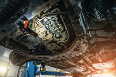 CVT şanzımanı kapanıyor, araba servisindeki SUV 'nin yeni modern değişkeninde yağ ve bakımı değiştiriliyor.