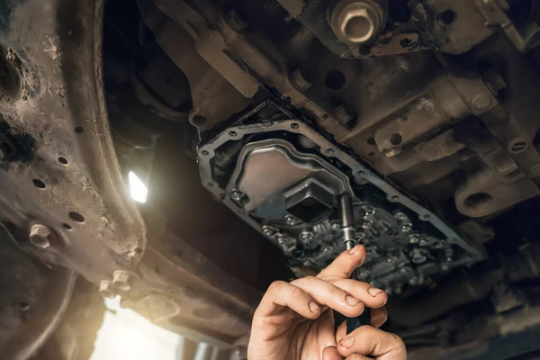 Gearbox CVT dekat, tangan pekerja mengubah minyak dan membuat pemeliharaan di modern baru transmisi otomatis pada SUV di Car Service — Stok Foto