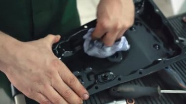 Otomatik şanzıman CVT vites kutusu kapağı kaldırıldı, araba servisindeki yağ değişimi için, kapatın