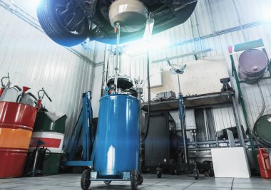 Araç Servisi 'ndeki Gear Yağı' nı otomatik asansör ve bakım konseptiyle değiştirmek