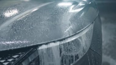 Oto Yıkama, birinci fazın aktif temizlik köpüğü kaputtan aşağı süzülüyor.