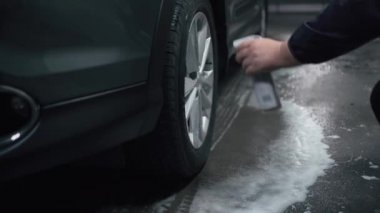 Özel sprey temizleyiciyle alüminyum tekerlekleri temizliyorum. Araba yıkama ve bakım