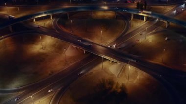 Gece şehir yolundaki kavşak kavşağı araba trafiği, İHA 'dan hava görüntüsü