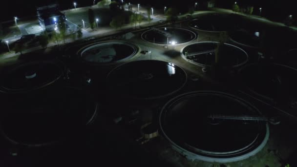 Luftaufnahme einer modernen Kläranlage mit runden Becken zur Reinigung von Abwasser, Drohnenschuss — Stockvideo