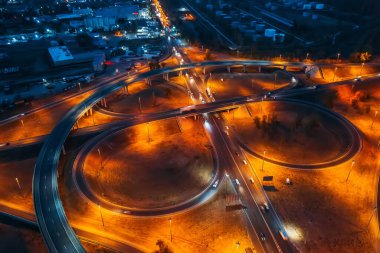 Gece şehir yolundaki kavşak kavşağı araba trafiği, İHA 'dan hava görüntüsü