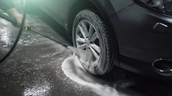 車のホイール洗浄と水と泡ジェットで洗浄、閉じる — ストック写真