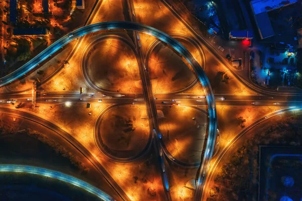 Duże rondo lub skrzyżowanie w nocy z ruchem samochodowym, widok z góry — Zdjęcie stockowe