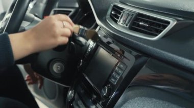 Kadın el temizleme otomobili, tozdan özel fırçayla, yakın çekim. Araba yıkama ya da özel araba yıkama