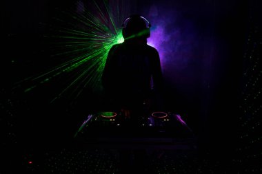 DJ iplik, karıştırma ve bir gece kulübünde tırmalamak, dj elinde çeşitli parça denetimlere dj's güverte, strobe ışıklar ve sis oynamak veya parti gece kulübünde parça Dj karışımları. Seçici odak