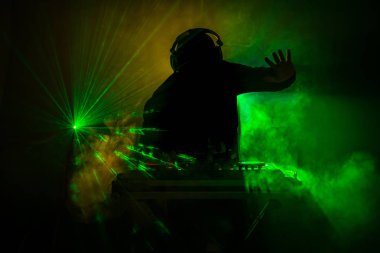 DJ iplik, karıştırma ve bir gece kulübünde tırmalamak, dj elinde çeşitli parça denetimlere dj's güverte, strobe ışıklar ve sis oynamak veya parti gece kulübünde parça Dj karışımları. Seçici odak