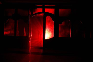 Kapalı cam bir kapıdan geçen, bilinmeyen bir gölge figürünün silueti. Geceleri pencerenin önündeki bir insanın silueti. Manyağın bulanık silueti korkunç cadılar bayramı konsepti.