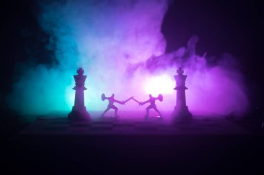 Süvari ve satranç tahtası üzerinde piyade ile ortaçağ savaş sahnesi. Satranç oyununu kavramı iş fikirleri ve rekabet ve strateji fikirler duman ve sis karanlık bir arka plan üzerinde satranç figürleri.