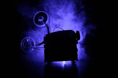 Eski stil film projektör, Natürmort, yakın çekim. Film projektör dramatik aydınlatma ve seçici odak ahşap bir zemin üzerine. Film ve eğlence kavramının