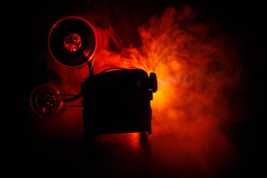 Eski stil film projektör, Natürmort, yakın çekim. Film projektör dramatik aydınlatma ve seçici odak ahşap bir zemin üzerine. Film ve eğlence kavramının