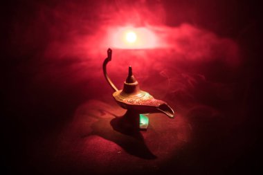 Aladdin Binbir Gece Masalları cin stil kandil yumuşak açık beyaz duman, koyu renkli antika. Dilek kavramı lamba. Seçici odak