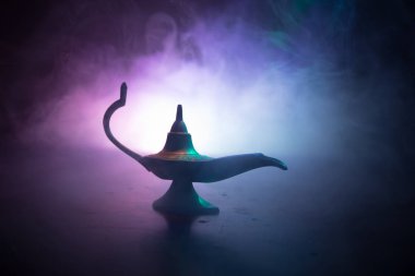 Aladdin Binbir Gece Masalları cin stil kandil yumuşak açık beyaz duman, koyu renkli antika. Dilek kavramı lamba. Seçici odak