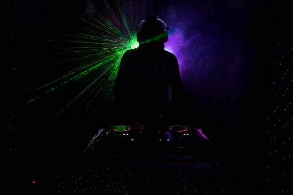 Spinning Mixing Scratching Night Club Manos Ajustar Varios Controles Pista — Foto de Stock