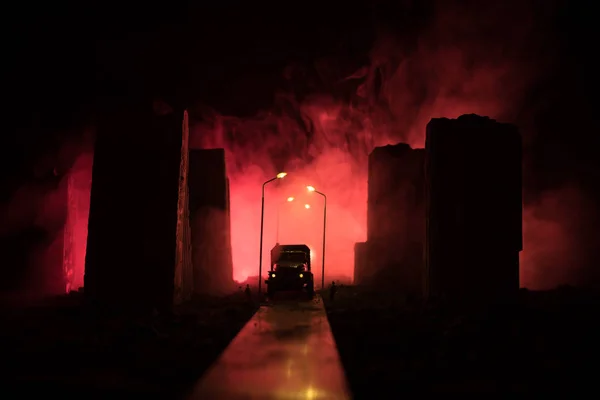 Strada Vuota Città Bruciata Fiamme Terra Esplosioni Fumo Lontananza Vista — Foto Stock