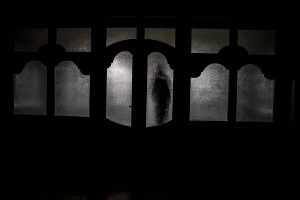 Silueta Neznámé Stínové Postavy Dveřích Zavřenými Skleněnými Dveřmi Silueta Člověka — Stock fotografie