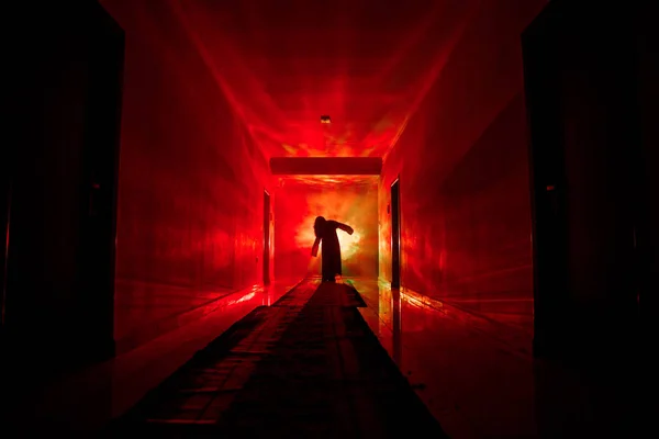 Жуткий Силуэт Темном Заброшенном Здании Ужас Перед Маниакальной Концепцией Темным — стоковое фото